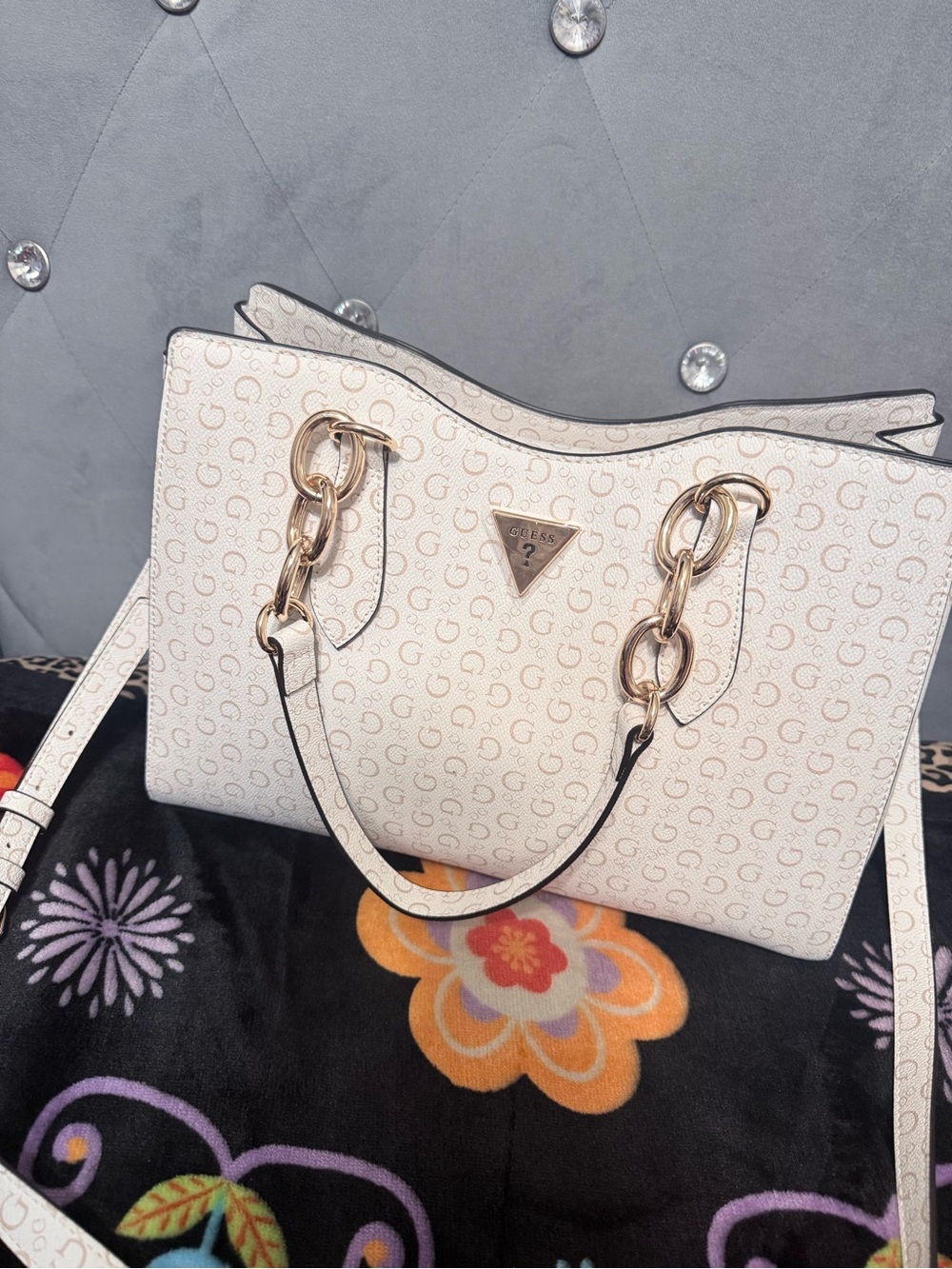 Guess White Monogram Shoulder Bag with Gold Chain Details - Picture 5 of 16